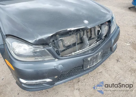 2013 Mercedes-Benz C 300 Luxury 4Matic/Sport 4Matic из США, поврежденный, VIN WDDGF8AB8DR258284